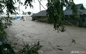 Sungai Cipalabuan Sukabumi Meluap, Pedagang Pasar Malam Panik