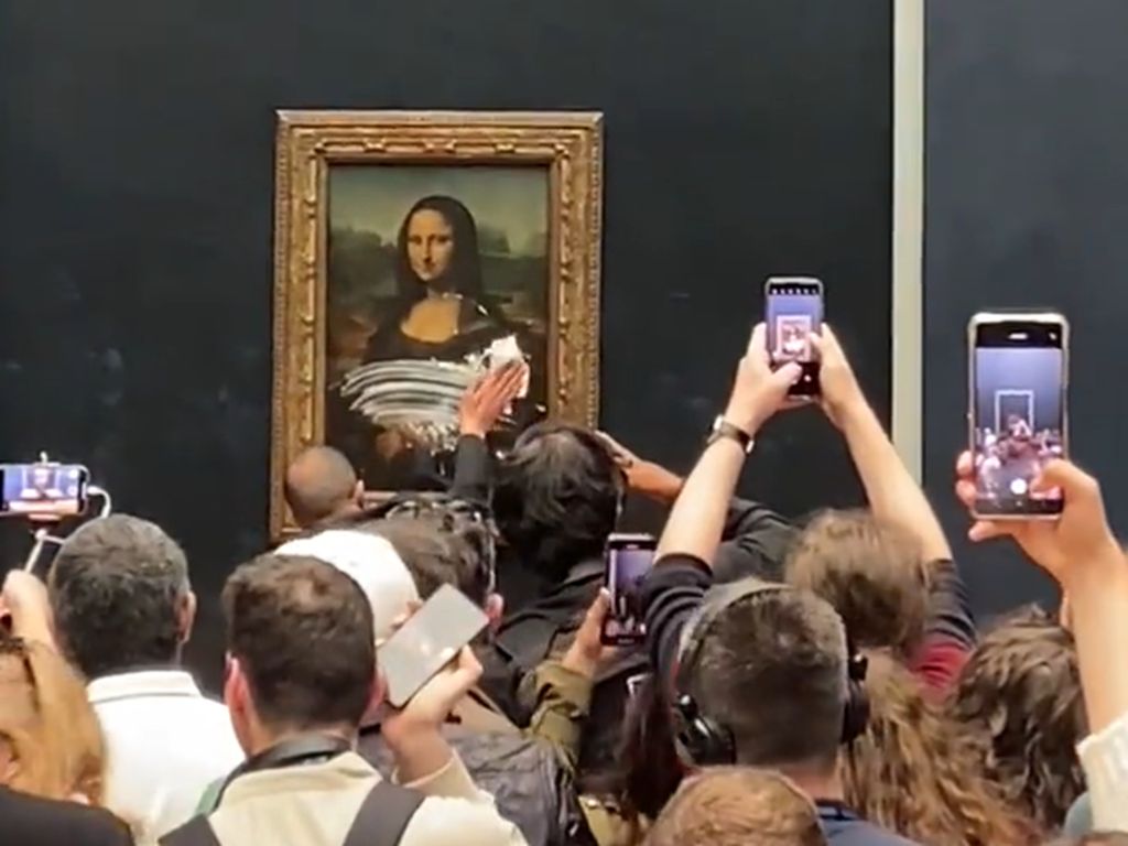 Lukisan Mona Lisa Dilempari Kue, Pria Berwig: Tolong Pikirkan Planet Ini