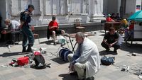Wajah-wajah Lesu di Kota Mariupol yang Dikuasai Rusia