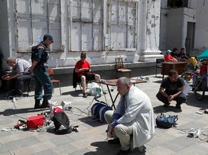 Wajah-wajah Lesu di Kota Mariupol yang Dikuasai Rusia Wajah-wajah Lesu di Kota Mariupol yang Dikuasai Rusia