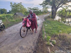 Derita Nenek di Gresik Tertatih Lewat Jalan Rusak Imbas Jembatan Ambruk