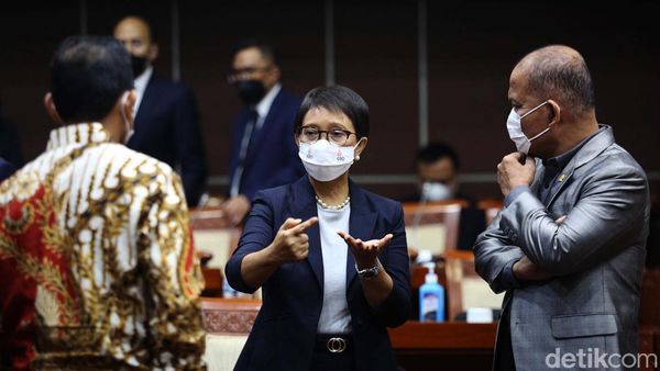 Ekspresi Menlu Saat Raker dengan Komisi I DPR, Bahas Apa Saja Ya ?