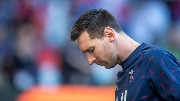 PARIS, FRANCE - May 21:  Lionel Messi #30 of Paris Saint-Germain during team warm up before the Paris Saint-Germain Vs Metz, French Ligue 1 regular season match at Parc des Princes on May 21st 2022 in Paris, France (Photo by Tim Clayton/Corbis via Getty Images)