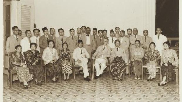 Mohammed Husni Thamrin bersama para anggota Volksraad Batavia tahun 1935.