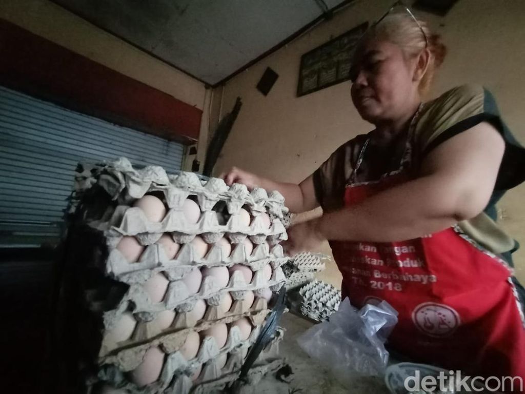 Harga Telur Ayam di Blitar Naik, Pedagang-Pembeli Mengeluh Rugi