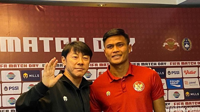 Pelatih Timnas Indonesia Shin Tae-yong (kiri).