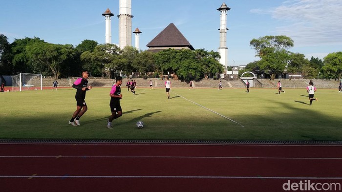 Pemain Persis Solo mengikuti latihan di Stadion Sriwedari, Solo, Senin (30/5/2022).