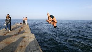 Santai Sejenak di Tengah Perang Ukraina, Mancing-Renang di Laut Hitam