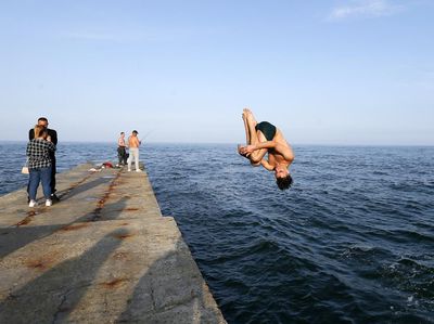 Santai Sejenak di Tengah Perang Ukraina, Mancing-Renang di Laut Hitam