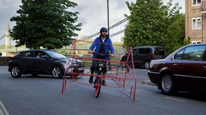 Tunjukkan Mobil Cuma Bikin Macet, Pesepeda Bikin Aksi Unik Ini