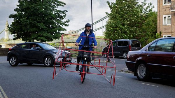 Tunjukkan Mobil Cuma Bikin Macet, Pesepeda Bikin Aksi Unik Ini
