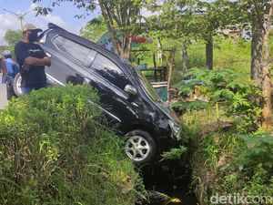 Pikap Tabrak Agya hingga Masuk Parit, Satu Orang Luka