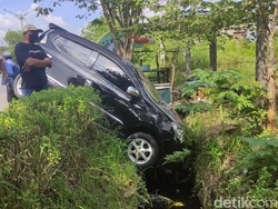 Pikap Tabrak Agya hingga Masuk Parit, Satu Orang Luka