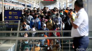 Potret Kepadatan Penumpang KRL di Stasiun Manggarai Pagi Ini