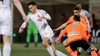 Setelah itu Shayne pindah ke tim muda klub Eredivisie, FC Utrech. Sayangnya, pemain kelahiran Lelystad tahun 1998 itu tidak mendapatkan kesempatan untuk dipromosikan ke tim senior sampai akhirnya dia memutuskan untuk hijrah ke Telstar yang ketika itu bermain di Liga 2 Belanda. 