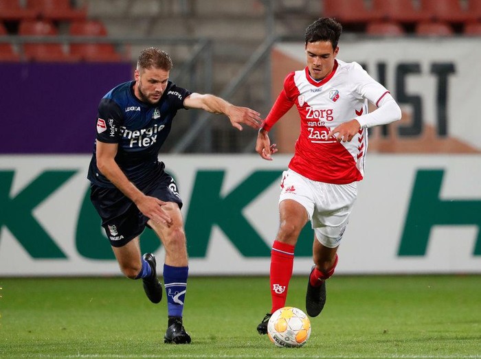 Potret Shayne Pattynama, Pesepakbola Asal Belanda yang Siap Bela Timnas Indonesia UTRECHT, NETHERLANDS - AUGUST 27: (L-R) Joey van den Berg of NEC Nijmegen, Shayne Pattynama of FC Utrecht U23 during the Dutch Keuken Kampioen Divisie match between Utrecht U23 v NEC Nijmegen at the Stadium Galgenwaard on August 27, 2018 in Utrecht Netherlands (Photo by Cees van Hoogdalem/Soccrates/Getty Images)