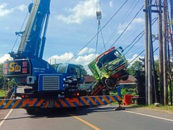 Truk yang Terjun ke Sungai Biluk Poh Jembrana Dievakuasi 3 Jam