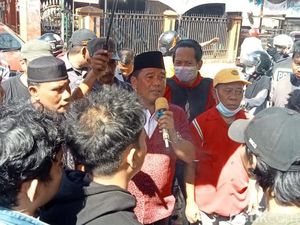 Legislator Sulsel Rahman Pina Disoraki Warga di Jalan Antang: Janji Politik! Legislator Sulsel Rahman Pina Disoraki Warga di Jalan Antang: Janji Politik!
