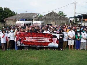 Emak-emak Relawan Ganjar Pranowo di Depok Gelar Bazar Murah