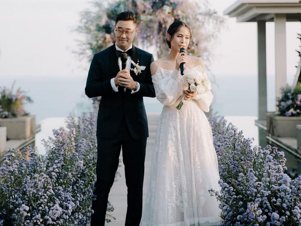 9 Gaya Anggun Maudy Ayunda Bergaun Putih, Gelar Resepsi Pernikahan di Bali