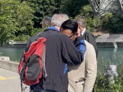 Momen Ridwan Kamil Dipeluk Heinrich, Warga Bern Penolong Adik Eril