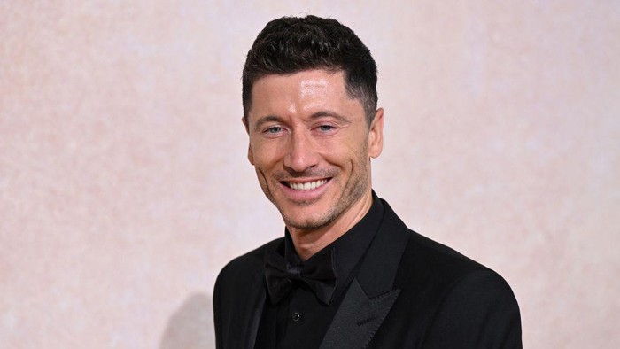 Polish striker Robert Lewandowski arrives on May 26, 2022 to attend the annual amfAR Cinema Against AIDS Cannes Gala at the Hotel du Cap-Eden-Roc in Cap dAntibes, southern France, on the sidelines of the 75th Cannes Film Festival. (Photo by Stefano Rellandini / AFP) (Photo by STEFANO RELLANDINI/AFP via Getty Images)