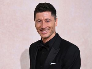Semringah! Lewandowski Sudah Berjaket Barcelona Semringah! Lewandowski Sudah Berjaket Barcelona