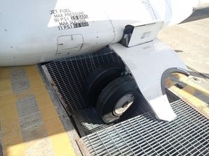 Roda Pesawat Terperosok Drainase-Dosen UNM Diduga Lecehkan Mahasiswi Roda Pesawat Terperosok Drainase-Dosen UNM Diduga Lecehkan Mahasiswi