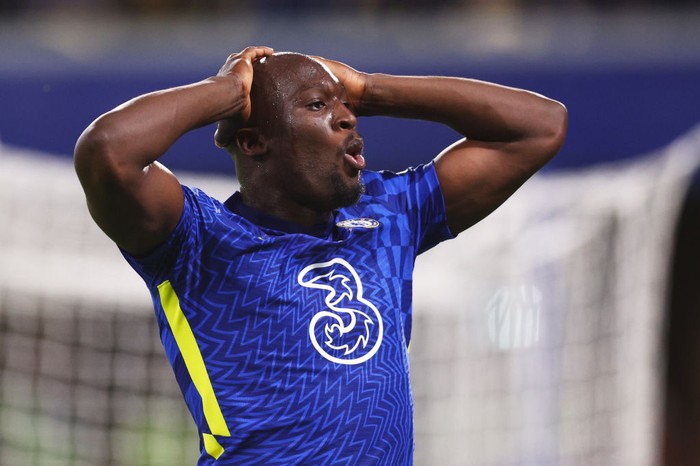 LONDON, ENGLAND - MAY 19: Romelu Lukaku of Chelsea reacts after missing a chance during the Premier League match between Chelsea and Leicester City at Stamford Bridge on May 19, 2022 in London, England. (Photo by Clive Rose/Getty Images)