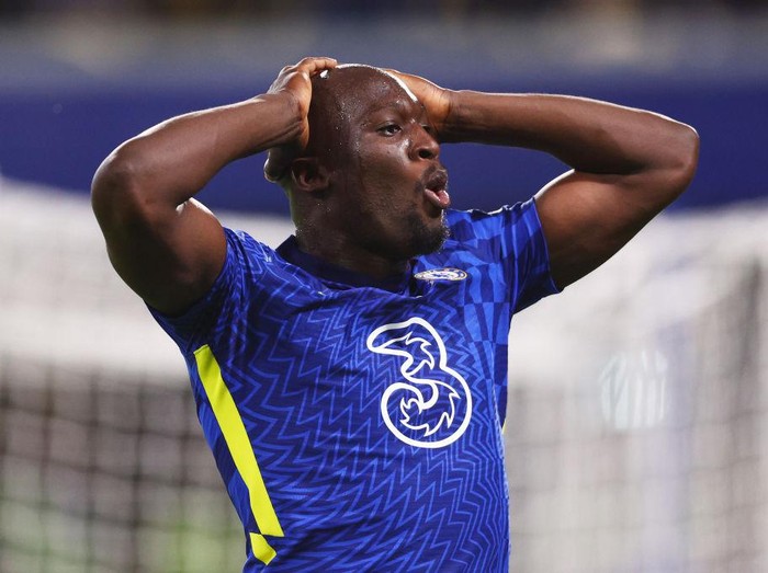 LONDON, ENGLAND - MAY 19: Romelu Lukaku of Chelsea reacts after missing a chance during the Premier League match between Chelsea and Leicester City at Stamford Bridge on May 19, 2022 in London, England. (Photo by Clive Rose/Getty Images)