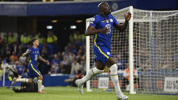 Soccer Football - Premier League - Chelsea v Leicester City - Stamford Bridge, London, Britain - May 19, 2022 Chelsea's Romelu Lukaku reacts after missing a chance to score REUTERS/Toby Melville EDITORIAL USE ONLY. No use with unauthorized audio, video, data, fixture lists, club/league logos or 'live' services. Online in-match use limited to 75 images, no video emulation. No use in betting, games or single club /league/player publications.  Please contact your account representative for further details.
