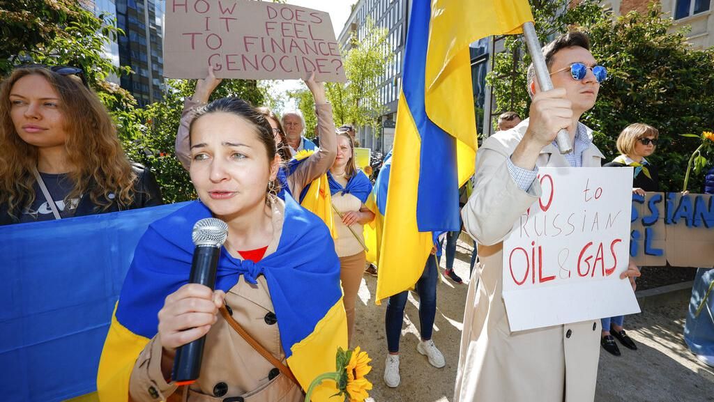 Demontrasi Tolak Migas Rusia Warnai Pertemuan Uni Eropa Demontrasi Tolak Migas Rusia Warnai Pertemuan Uni Eropa