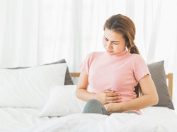 7 Obat Alami untuk Sakit Perut Melilit yang Gampang Diracik