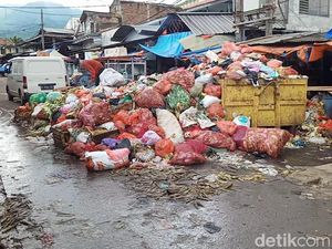Jorok! Sampah Menumpuk di Pasar Badak Pandeglang hingga Halangi Jalan Jorok! Sampah Menumpuk di Pasar Badak Pandeglang hingga Halangi Jalan