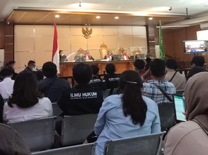 Sidang Kasus Hoaks, Habib Bahar Kesal Ibunya Tak Bisa Masuk ke PN Bandung Sidang Kasus Hoaks, Habib Bahar Kesal Ibunya Tak Bisa Masuk ke PN Bandung