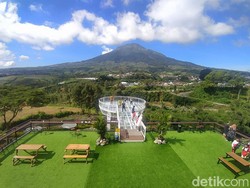 Ijo-ijo! Ngopi Sambil Berfoto dari Jembatan Kaca Berlatar Gunung di Temanggung