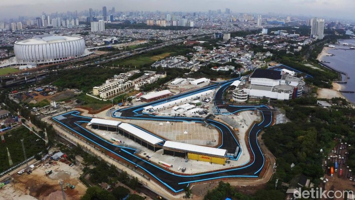 Sirkuit Formula E Dalam foto yang dipotret pada tanggal 25 Mei 2022, terlihat sejumlah pekerja beraktivitas di area Sirkuit Formula E, Jakarta.