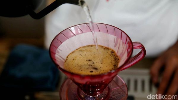 Menyeruput Hangatnya Kopi Manual Brew di Monday Morning Bintaro