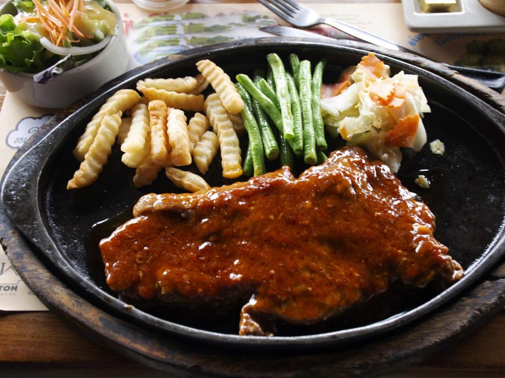 Mirip Steak Restoran, 5 Steak Kaki Lima di Surabaya Ini Laris Manis