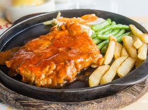 Bukan Tempat Mewah, Steak Empuk Juicy Juga Ditawarkan Warung Tenda