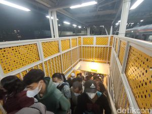 Penumpang KRL Numpuk di Tangga Stasiun Manggarai Gegara Eskalator Mati Penumpang KRL Numpuk di Tangga Stasiun Manggarai Gegara Eskalator Mati