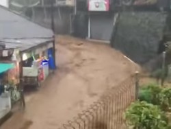Rumah Warga di Puncak Bogor Terendam Akibat Luapan Ciliwung, Motor Hanyut
