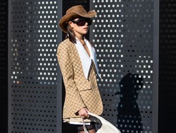 7 Ide Mix & Match Topi Koboi, Tren di Runway dan Street Style 2022