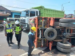 Sopir Ceroboh, Truk Tabrak Toko hingga Terguling di Sidoarjo