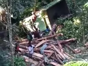 Truk Bawa Kayu Terperosok ke Jurang Sedalam 30 Meter di Karangasem Truk Bawa Kayu Terperosok ke Jurang Sedalam 30 Meter di Karangasem