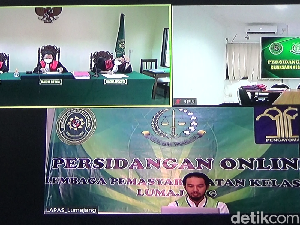 Tok! Hadfana Penendang Sesajen di Semeru Divonis 10 Bulan Penjara Tok! Hadfana Penendang Sesajen di Semeru Divonis 10 Bulan Penjara