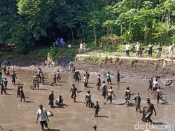 Serunya Tradisi Bedah Tetek di Klaten, Warga Berebut Ikan Gratis