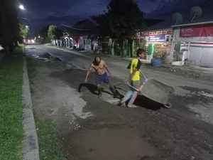 Jalan Rusak-Sering Kecelakaan, Warga Lutra Perbaiki Pakai Dana Pribadi Jalan Rusak-Sering Kecelakaan, Warga Lutra Perbaiki Pakai Dana Pribadi