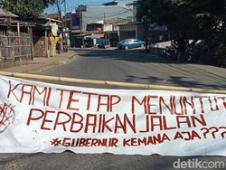 Warga Tutup Jalan Antang Pemprov Sulsel dengan Spanduk: Gubernur Kemana Aja?