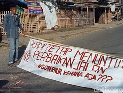 Terbentang Spanduk Gubernur Sulsel Kemana Aja di Jalan Antang yang Rusak